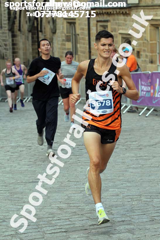 Finish of the Durham City Run 10k,  Durham City Run 5k and 10k. Photo: David T. Hewitson/Sports for All Pics